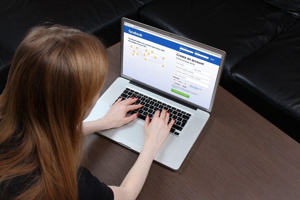 Image: Teenage girl lands in rehab after compulsively watching YouTube